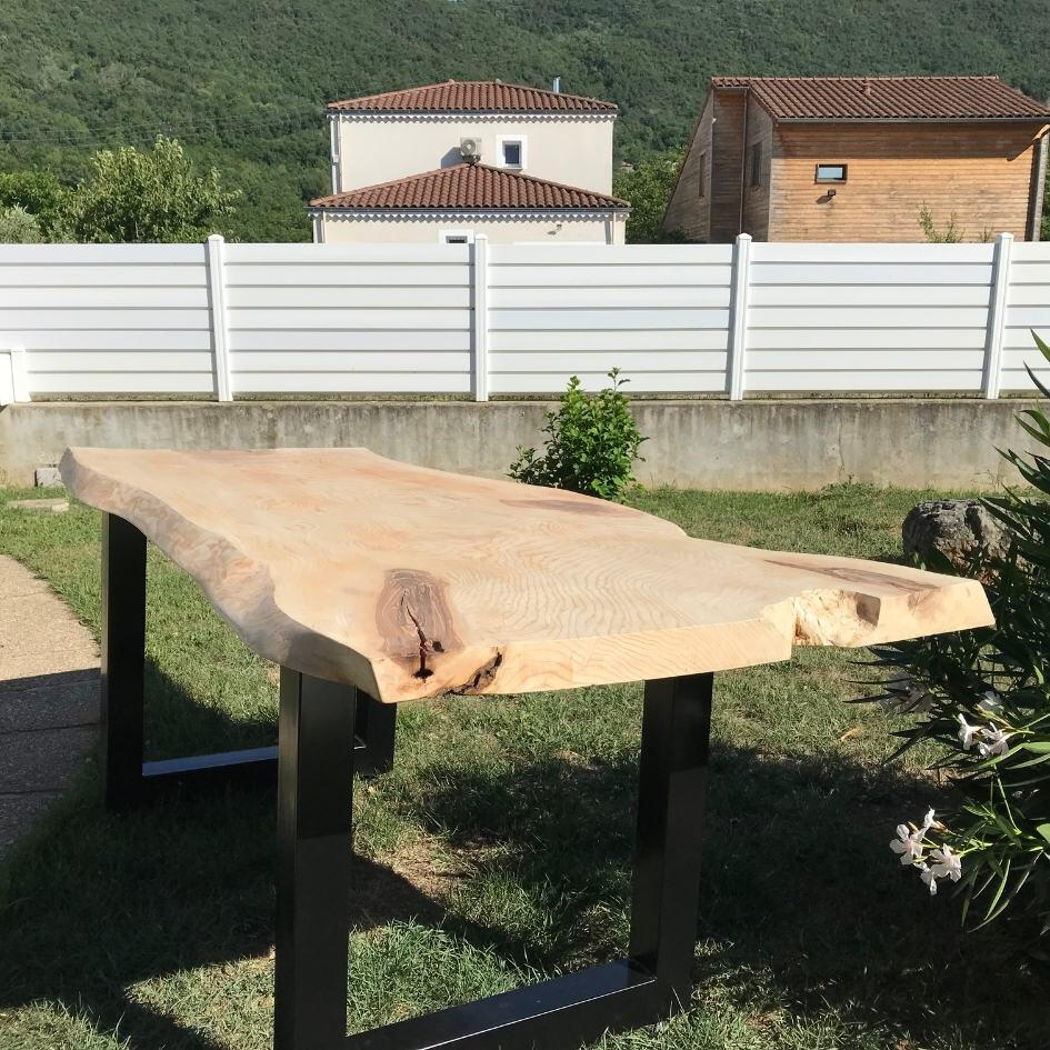 Table plateau bois massif et pieds en acier peint